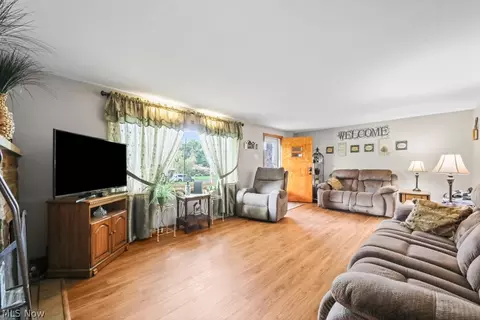 Living - 3568 Mountview Ave, Alliance, OH 44601 photo 1 of 2