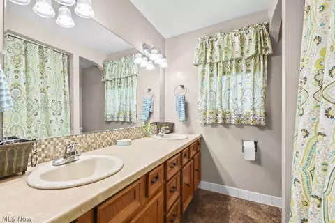 Bath - 3568 Mountview Ave, Alliance, OH 44601 photo 1 of 4