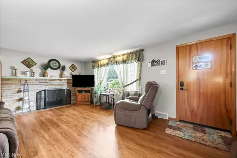 Living - 3568 Mountview Ave, Alliance, OH 44601 photo 2 of 2