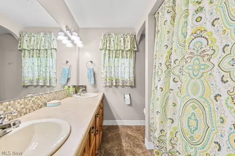 Bath - 3568 Mountview Ave, Alliance, OH 44601 photo 2 of 4