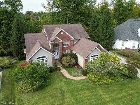 1225 River Run Dr, Macedonia, OH 44056