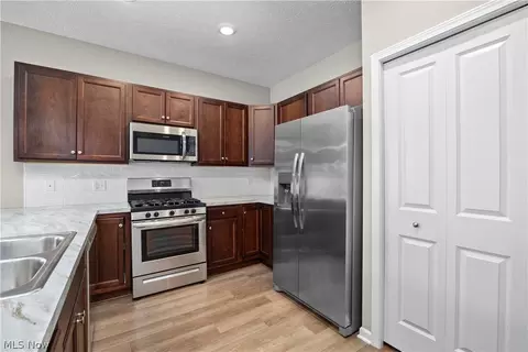 Kitchen - 132 Acorn Ln, Elyria, OH 44035 photo 2 of 4