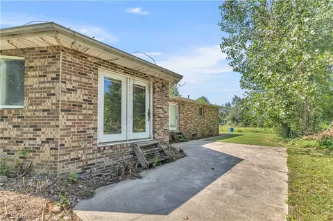 Exterior - 8935 Oberlin Rd, Elyria, OH 44035 photo 1 of 5