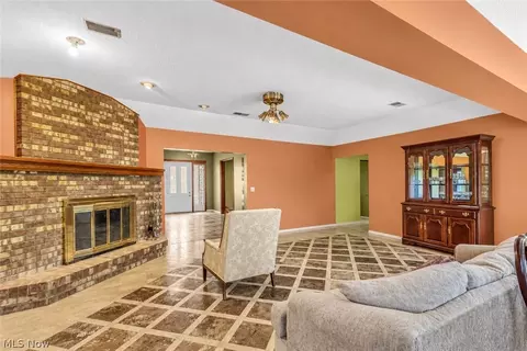 Living - 8935 Oberlin Rd, Elyria, OH 44035 photo 4 of 4