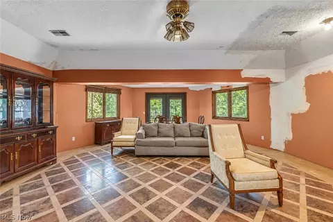 Living - 8935 Oberlin Rd, Elyria, OH 44035 photo 3 of 4