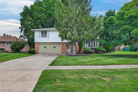 5715 Skyline Dr, Seven Hills, OH 44131