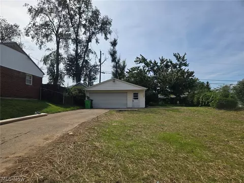 2518 Cathy Dr NE, Canton, OH 44705