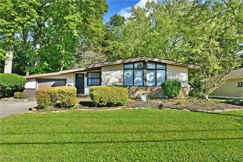 837 Pinecrest Rd, Girard, OH 44420