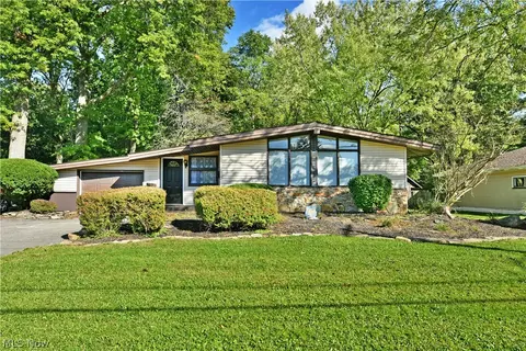 837 Pinecrest Rd, Girard, OH 44420