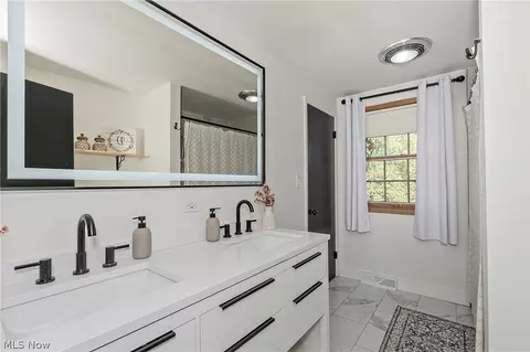 Bath - 694 Simich Dr, Seven Hills, OH 44131 photo 5 of 7
