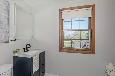 Bath - 694 Simich Dr, Seven Hills, OH 44131 photo 2 of 7