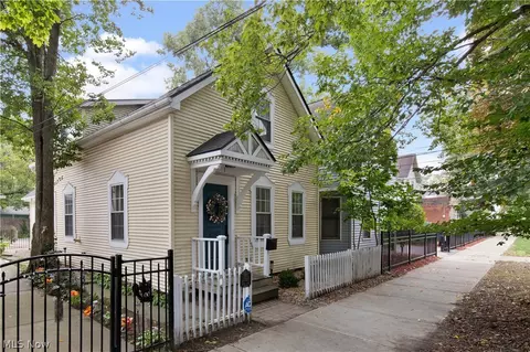 2581 W 11th St, Cleveland, OH 44113