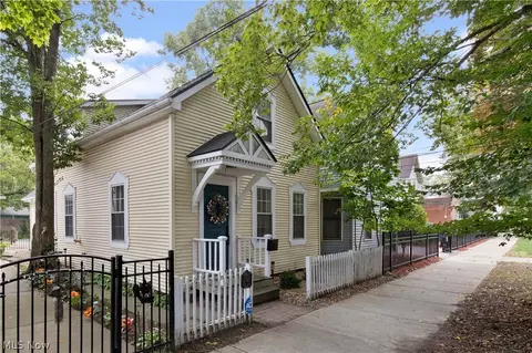 2581 W 11th St, Cleveland, OH 44113