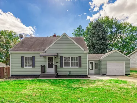1064 Ray St, Akron, OH 44306