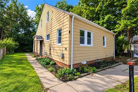 10502 Park Heights Rd, Cleveland, OH 44104