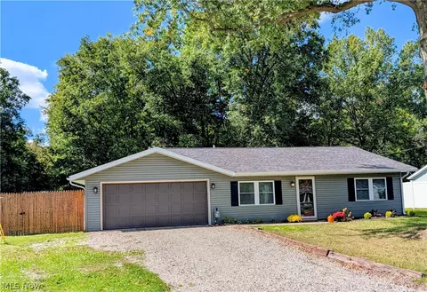 12498 National Dr, Grafton, OH 44044