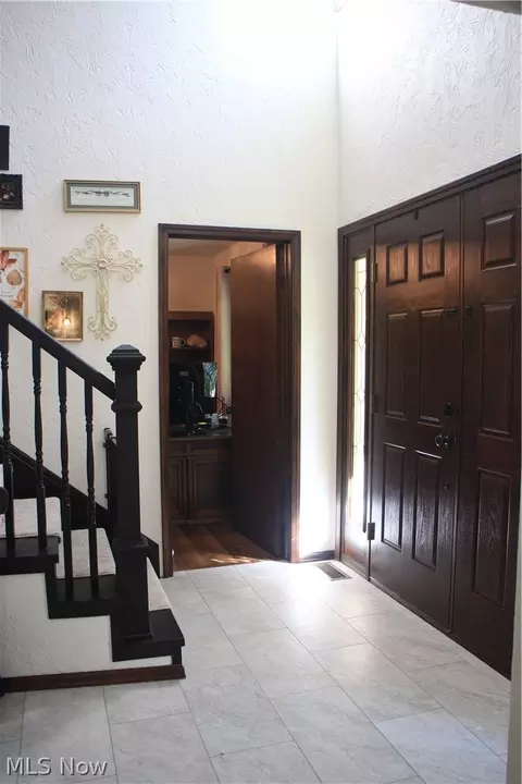 Entry Way - 42820 Dellefield Rd, Elyria, OH 44035 photo 1 of 6