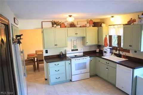 Kitchen - 42820 Dellefield Rd, Elyria, OH 44035 photo 2 of 4