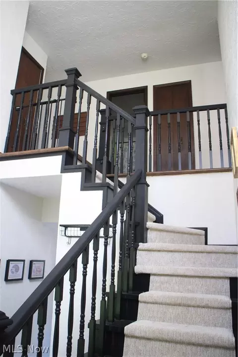 Entry Way - 42820 Dellefield Rd, Elyria, OH 44035 photo 3 of 6