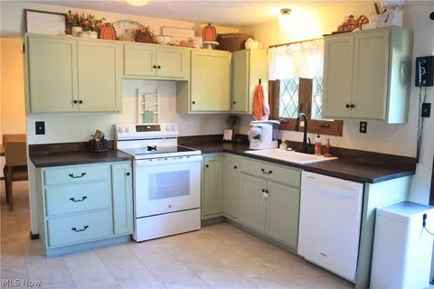 Kitchen - 42820 Dellefield Rd, Elyria, OH 44035 photo 1 of 4