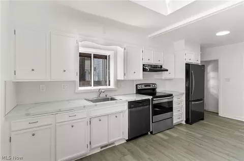 Kitchen - 233 Oakley Ave, Boardman, OH 44512 photo 2 of 2