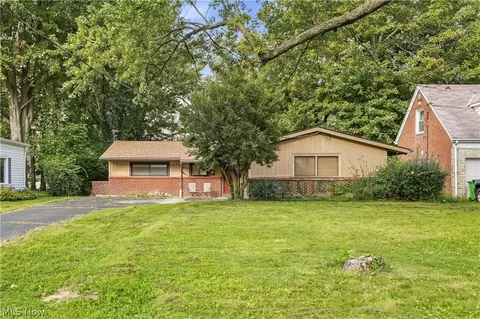 Exterior - 110 E 252nd St, Euclid, OH 44132 photo 4 of 10