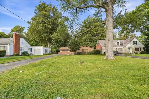 Exterior - 110 E 252nd St, Euclid, OH 44132 photo 6 of 10