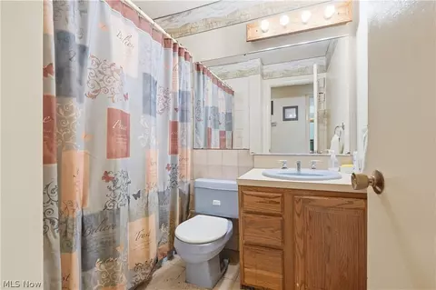 Bath - 110 E 252nd St, Euclid, OH 44132 photo 1 of 2