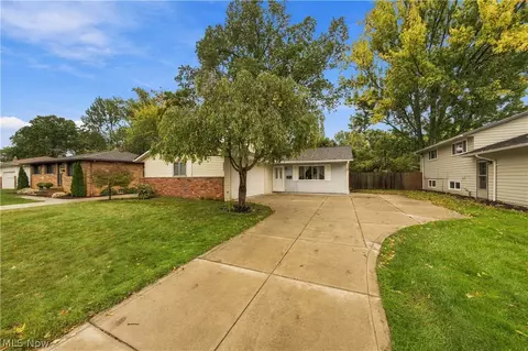 24263 Lebern Dr, North Olmsted, OH 44070