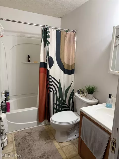 Bath - 822 Wallace Ave SE, Massillon, OH 44646 photo 1 of 2