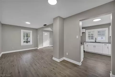 Entry Way - 920 E 39th St, Lorain, OH 44055 photo 5 of 11