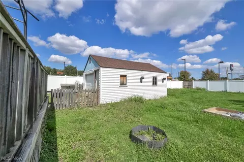 Exterior - 318 Longson Ave, Elyria, OH 44035 photo 2 of 4