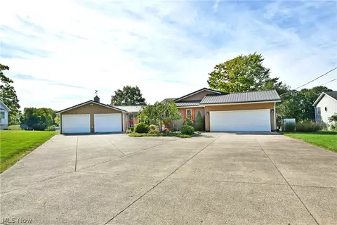 1460 Lake Vue Dr, Roaming Shores, OH 44085