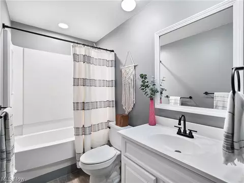 Bath - 601 Perham Dr, Berea, OH 44017 photo 1 of 2