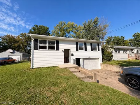 3086 Solar Dr NW, Warren, OH 44485