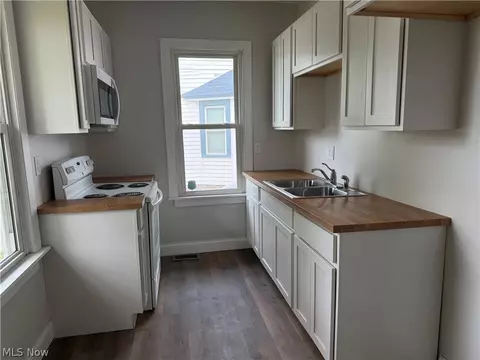 Entry Way - 122 Bellfield Ave, Elyria, OH 44035 photo 2 of 2