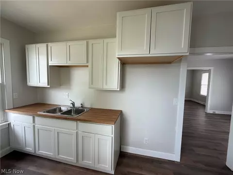 Kitchen - 122 Bellfield Ave, Elyria, OH 44035 photo 1 of 4