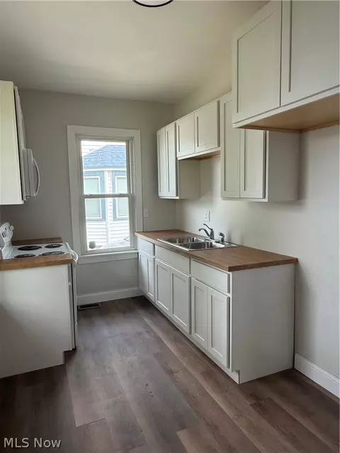 Kitchen - 122 Bellfield Ave, Elyria, OH 44035 photo 4 of 4