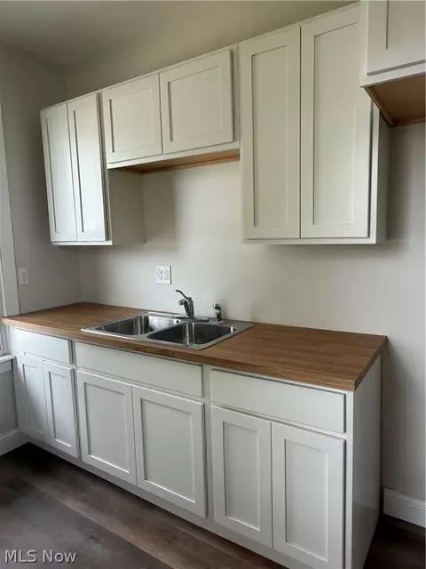 Kitchen - 122 Bellfield Ave, Elyria, OH 44035 photo 2 of 4