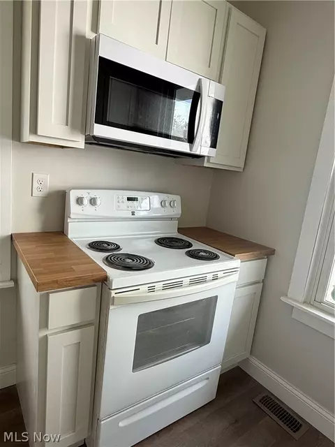 Kitchen - 122 Bellfield Ave, Elyria, OH 44035 photo 3 of 4