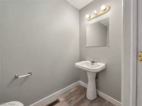 Bath - 642 E Buchtel Ave, Akron, OH 44304 photo 2 of 4