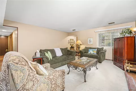 Living - 818 Kirkwall Dr, Copley, OH 44321 photo 2 of 2