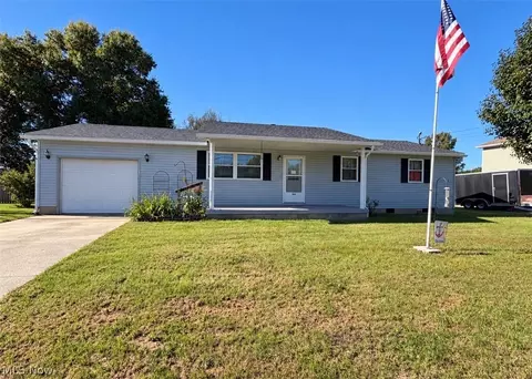 386 Dickens Dr, Mineral Wells, WV 26150