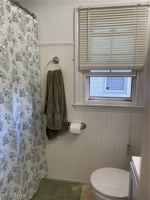 Bath - 1567 Sunset Ave, Akron, OH 44301 photo 1 of 3