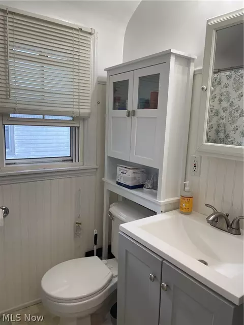 Bath - 1567 Sunset Ave, Akron, OH 44301 photo 2 of 3