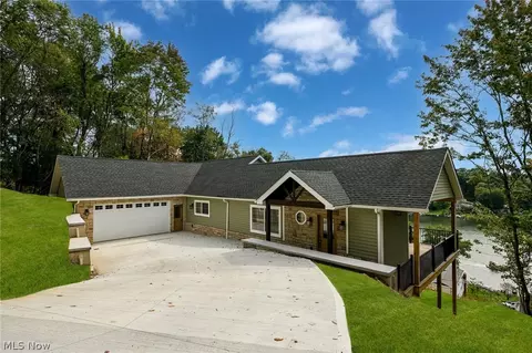15 Huron Trl, Malvern, OH 44644