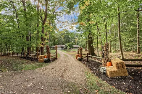 8165 Chagrin Mills Rd, Chagrin Falls, OH 44022