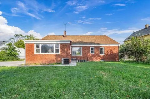 Exterior - 800 E 250th St, Euclid, OH 44132 photo 4 of 7