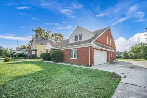 Exterior - 800 E 250th St, Euclid, OH 44132 photo 3 of 7