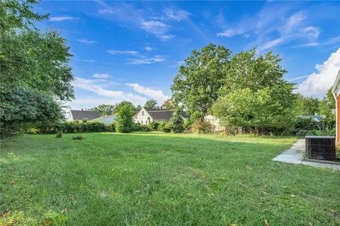 Exterior - 800 E 250th St, Euclid, OH 44132 photo 6 of 7